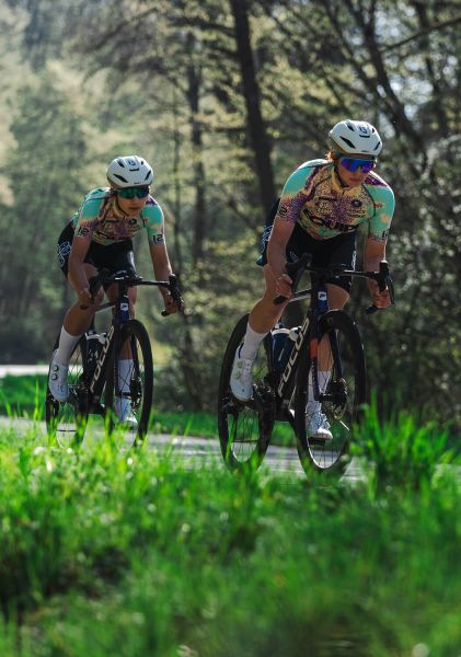 Radsport Team EQUIPE Stuttgart Feminine – Zwei Fahrerinnen in Kurve