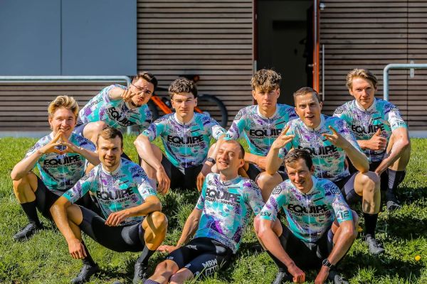 Radsport Team EQUIPE Stuttgart – Teamfoto auf der Wiese