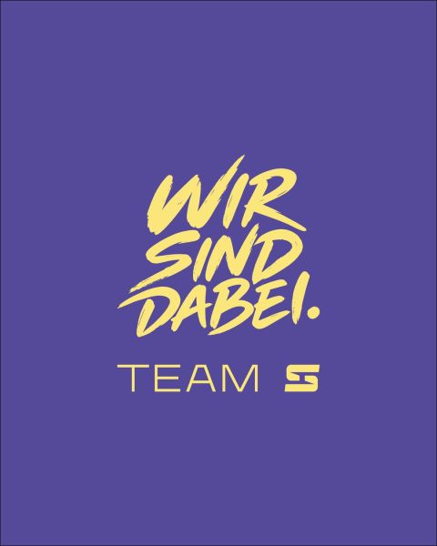 Schriftzug Wir sind dabei. Team S in Gelb auf lila Grund